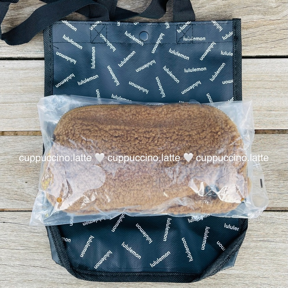 🤎NWT OG🤎Lululemon Everywhere Fleece Sherpa Belt Bag in Burnt Caramel - Picture 5 of 10